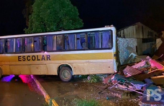 Ônibus escolar invade casa e criança fica ferida