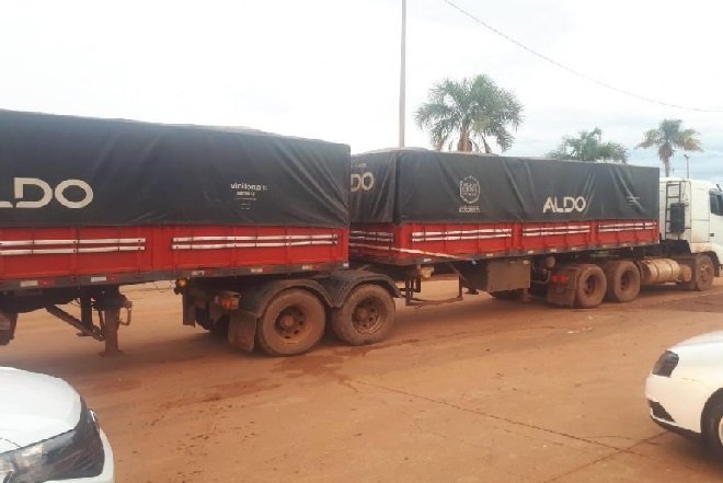 Motorista de carreta que transportava adubo é sequestrado e mantido refém