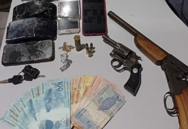 Trio invade casa, ameaça reféns e acaba preso pela polícia