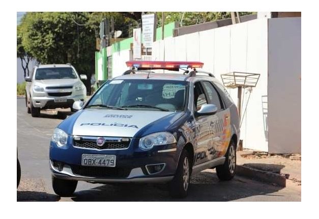 Mulher é encontrada desacordada com seringa no braço dentro de carro