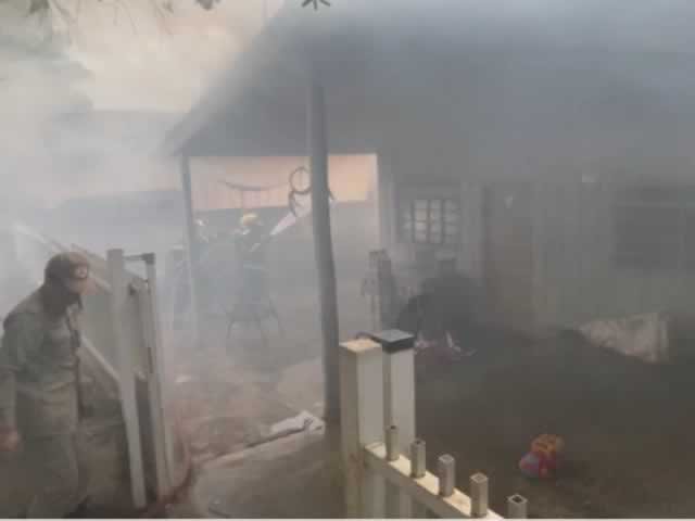 Família em Colíder, que perdeu tudo em incêndio faz rifa para comprar seus moveis e roupas.