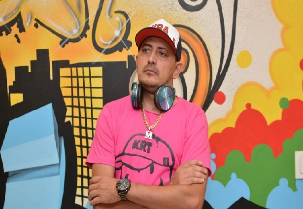 Dj é assassinado em uma tabacaria e jovem de 21 anos é baleada