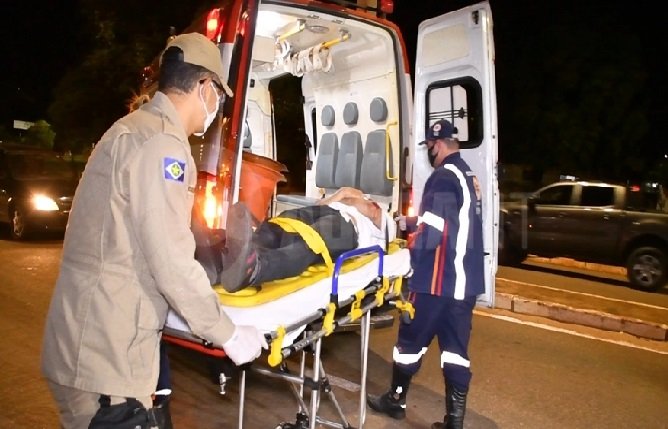 Motociclista passa entre veículos, causa acidente e fica ferido