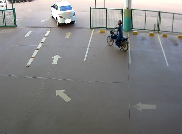 Câmeras flagram homem furtando moto em estacionamento de mercado