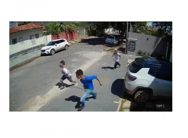 Adolescentes tentam roubar Jeep, mulher reage e bota para correr; Veja o Vídeo