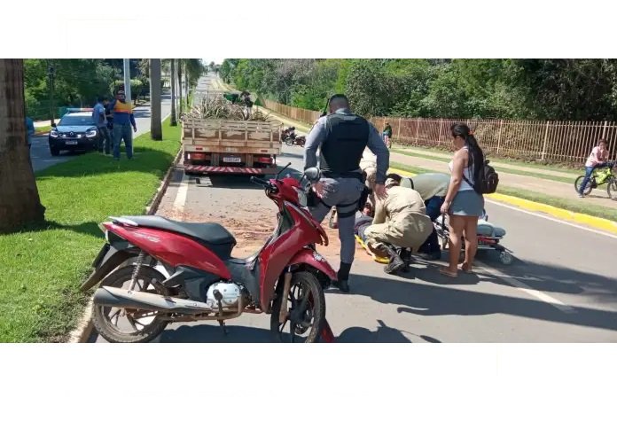 Duas pessoas ficam feridas em acidente envolvendo moto e caminhão
