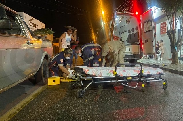 Homem atravessa rua fora de local permitido e é atropelado