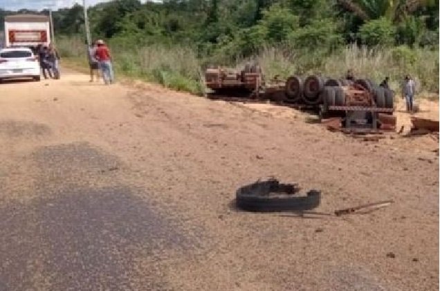 Caminhoneiro morre após perder controle tombar carreta