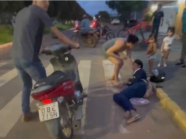 URGENTE: Mulher em Colíder sofre acidente quando criança atravessa na frente de sua moto no centro da cidade. (Vídeo)