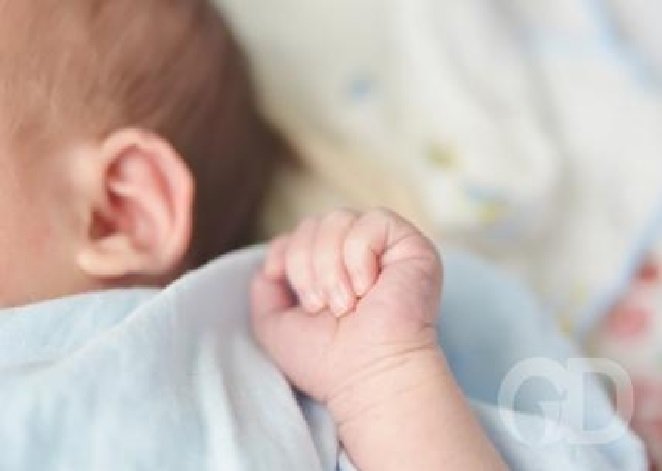 Bebê de 4 meses morre após a mãe adormecer em cima dele