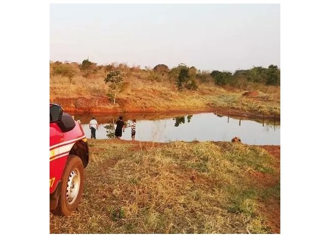 Irmãos de dois e cinco anos se afogam e morrem em açude de fazenda