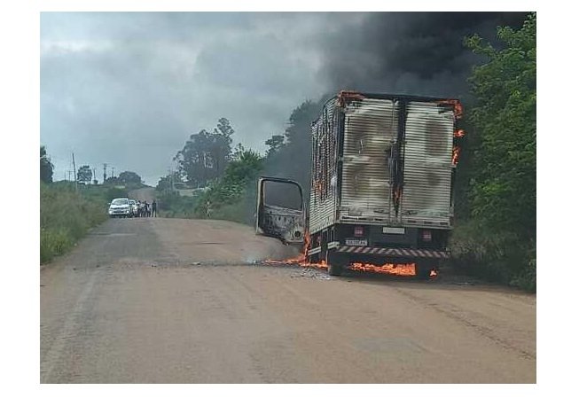 Caminhão é destruído por incêndio, assista ao vídeo