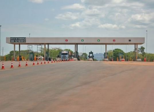 Motorista indignado com cobrança bate com facão em cancela de pedágio em Mato Grosso