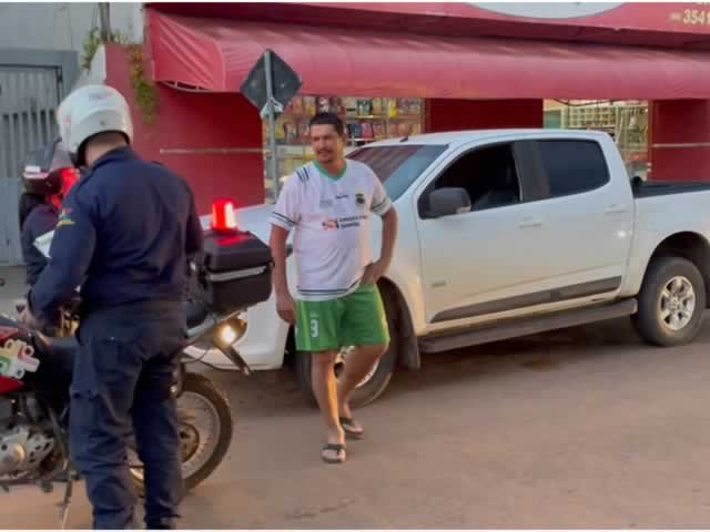 Homem e multado no centro de Colíder após cometer infração no trânsito. (Vídeo)