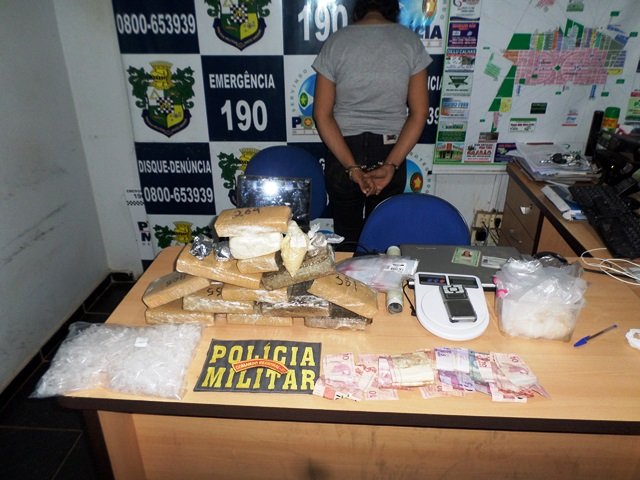 PM de Colíder apreende quase 5kg de drogas na casa de ex-detento. (Vídeos)