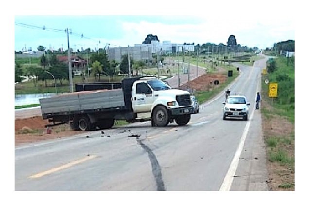 Caminhão sai de rodovia e bate em placa de sinalização na MT-208