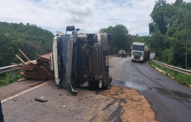 Carreta com casal e criança tomba em curva e esposa de motorista morre
