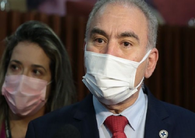 Com cinco casos confirmados da Ômicron no Brasil, Ministério aumenta vigilância