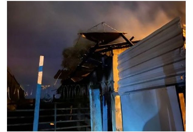 Mulher tem casa destruída por incêndio e acusa ex-marido