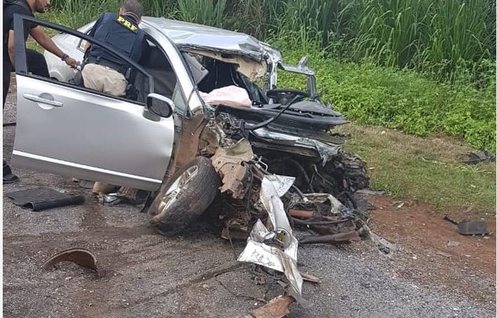 Motorista morre em colisão com carretas em Mato Grosso