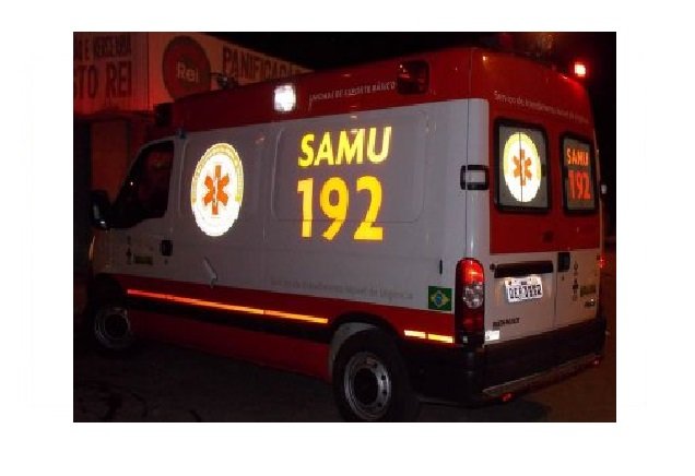 Caminhonete bate em caminhão e cai em vala; 4 ficam feridos