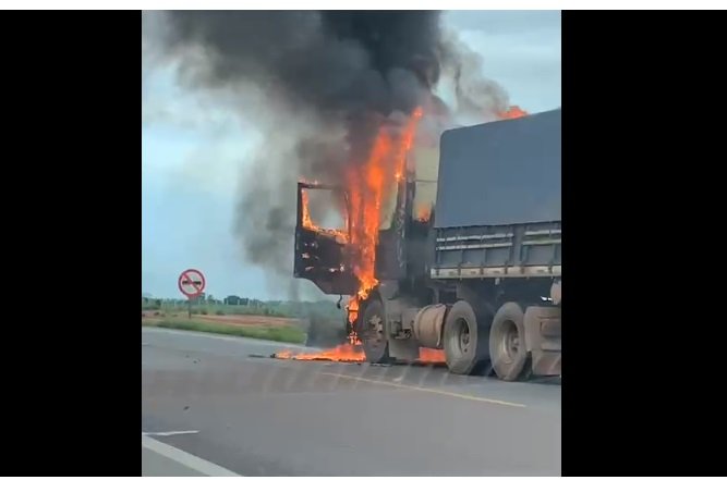 Carreta pega fogo na BR-163