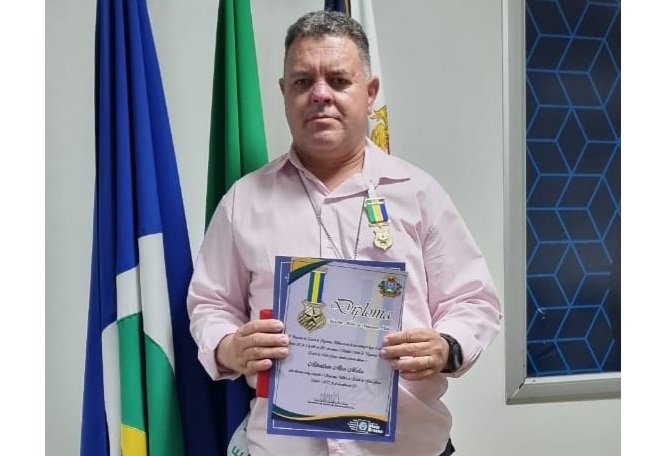 Chefe de Operações da polícia civil de Guarantã recebe medalha de mérito em Cuiabá.