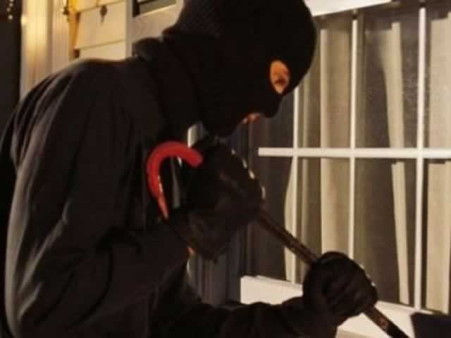 URGENTE: Mulher em Colíder acorda no meio da noite com bandido dentro de sua casa.