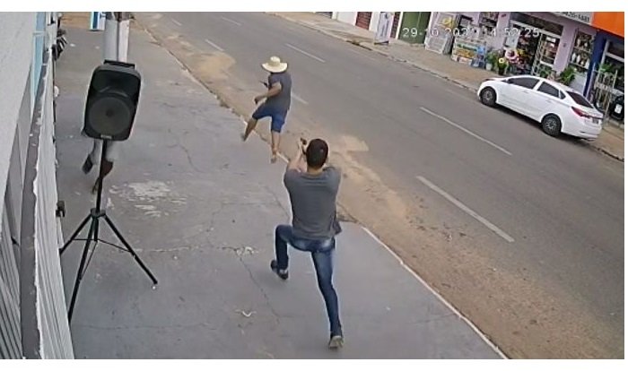 Assista o momento que jovem é executado no meio da rua; dois foram presos