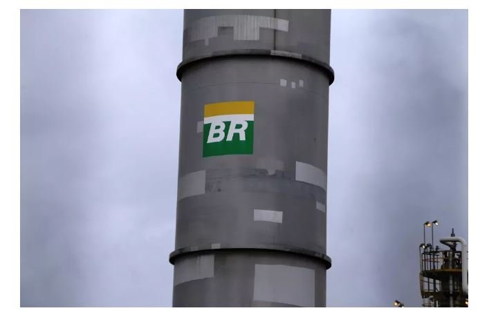 Petrobras anuncia nova redução no preço da gasolina; queda no mês chega a 19%