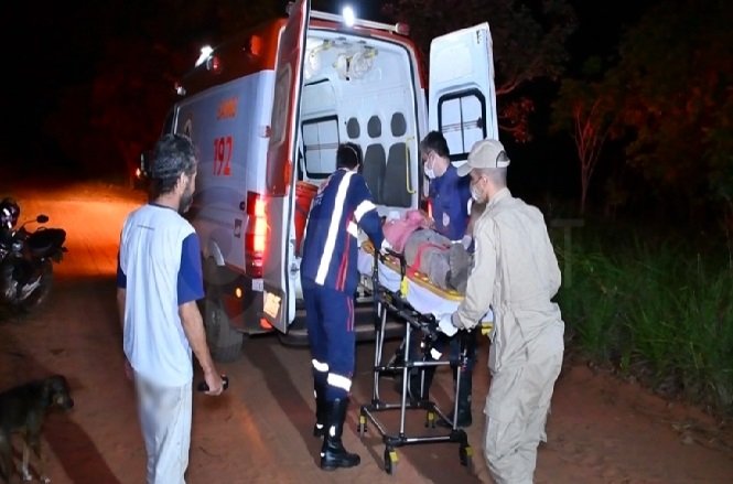 Motociclista sofre traumatismo craniano ao colidir com poste em zona rural