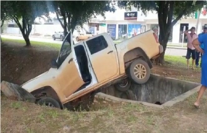 Condutor de camionete desvia de moto e cai dentro de valeta