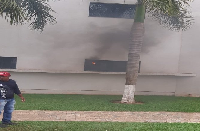 Bombeiros apagam incêndio na Igreja Batista
