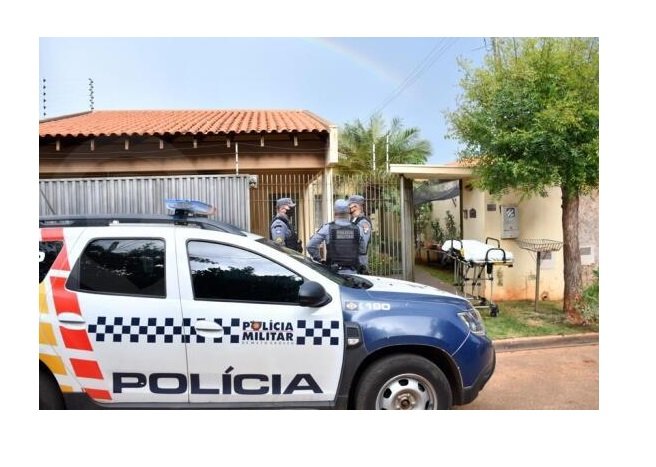 Homem vê esposa sendo zombada, surta e ataca grupo a golpes de canivete