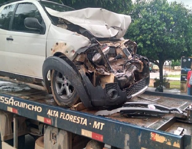 Sem CNH e embriagado motorista bate em caminhão de coleta de lixo e destrói frente de veículo