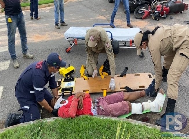 Motociclista sofre fratura na perna após batida com carro