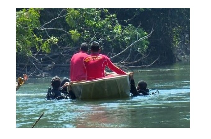 Criança entra em rio sem ninguém perceber e quase morre afogada