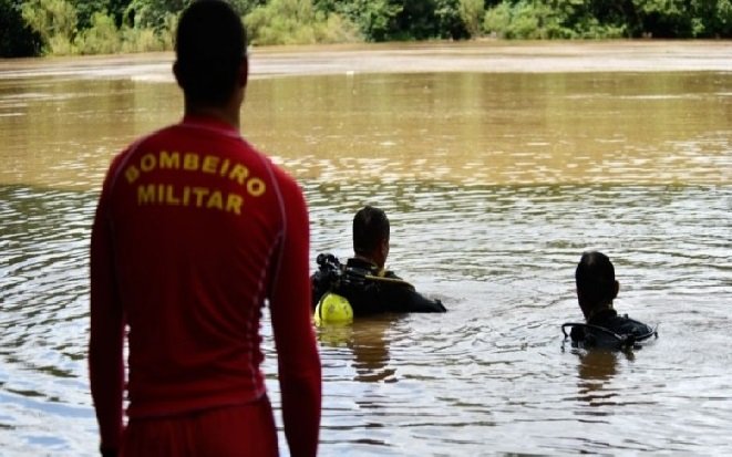 Homem tenta salvar filho de afogamento, mas morre puxado pela correnteza