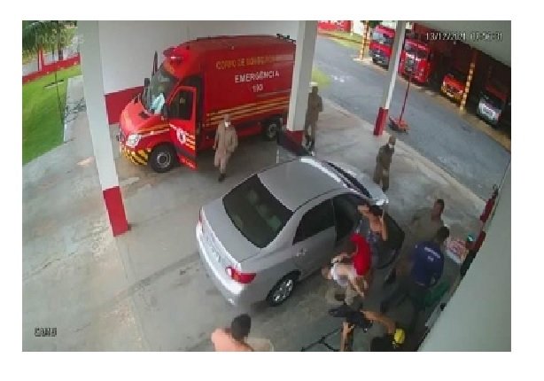 Bombeiros salvam vida de bebê de 2 anos engasgado com leite