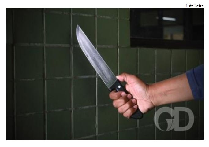 Homem leva facada na cabeça do marido da prima enciumado