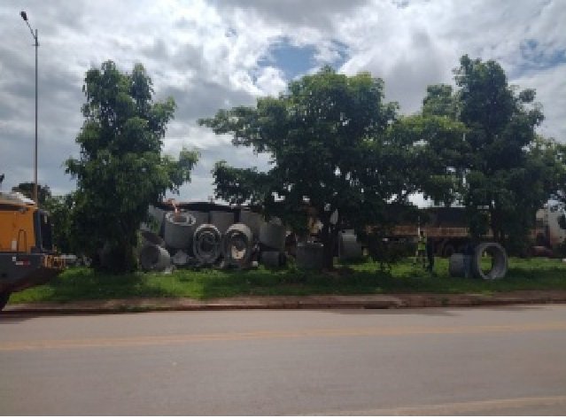 Carreta tomba e tubos de concreto caem na lateral da BR-163