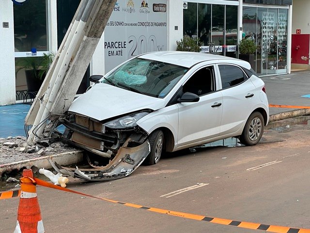 EXCLUSIVO: Homem derruba poste após acidente no centro de Colíder. (Vídeo)