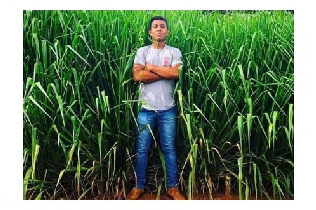 Jovem morre asfixiado por lona que transportava em moto em MT