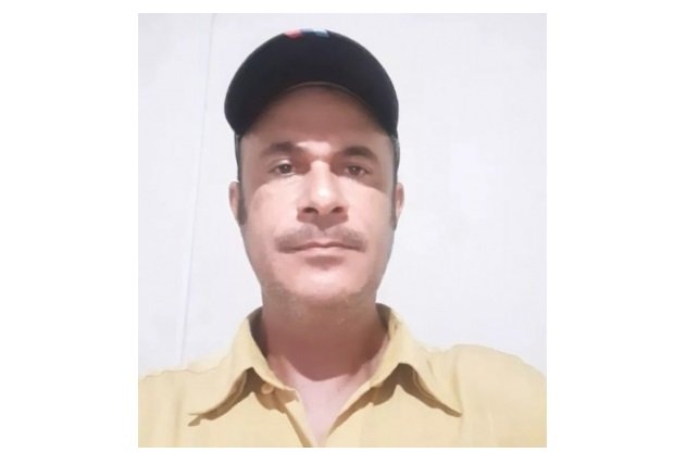 Homem tenta provar que está vivo após ser dado como morto