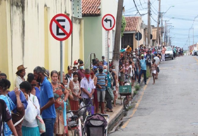 Pessoas dormem na fila para ganhar ossinho
