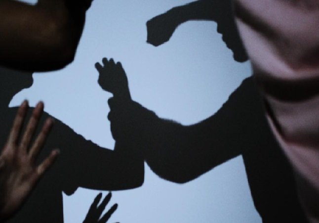 Homem estupra esposa, joga álcool no corpo dos dois e ameaça atear fogo