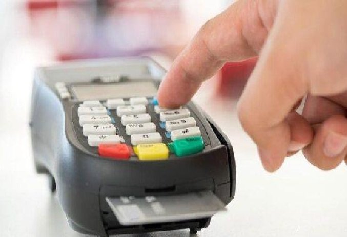 Golpistas aplicam golpe da troca de máquina de cartão de crédito