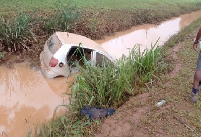 Populares resgatam homem após carro ser arrastado para dentro de valeta durante chuva