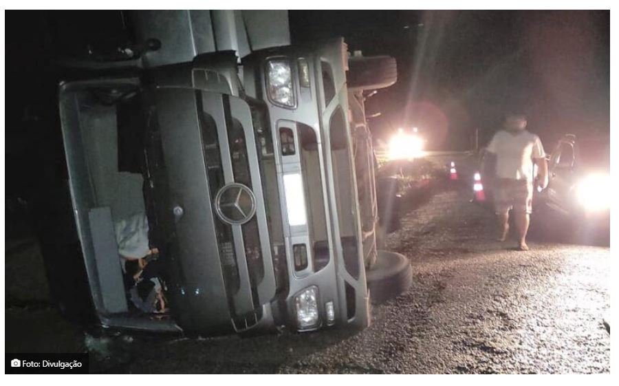 Veículo de carga tomba na rodovia MT-320 proximo à Carlinda