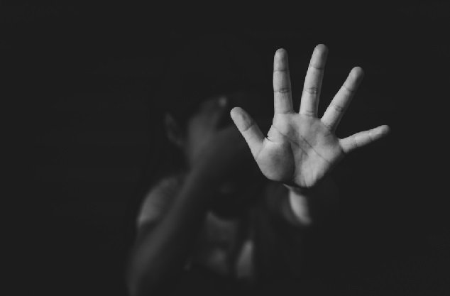 Índio passa mão nas partes de criança e debocha: Só a Federal pode me prender